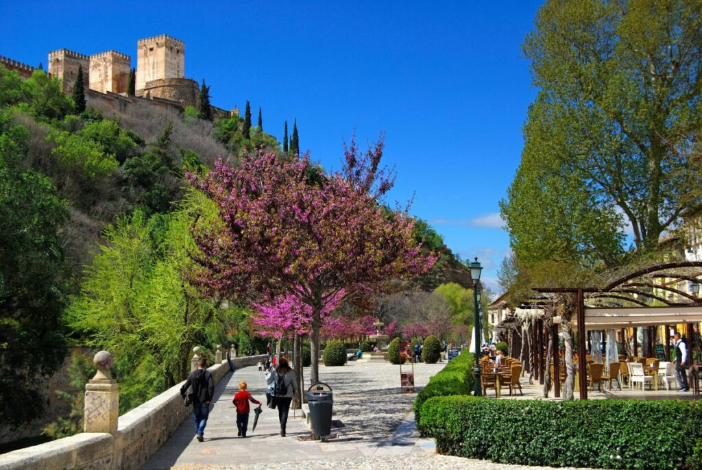 Las 10 calles más bonitas de España - El Paseo de los Tristes, en Granada